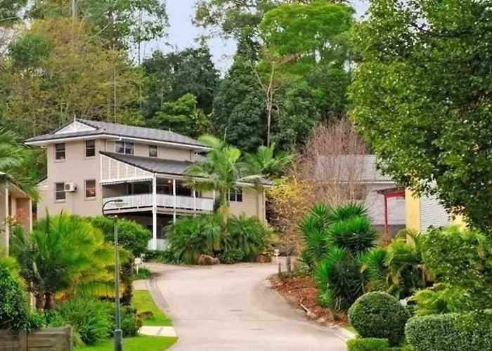 4Br Exec Large House Close To Shops,Train & Buses