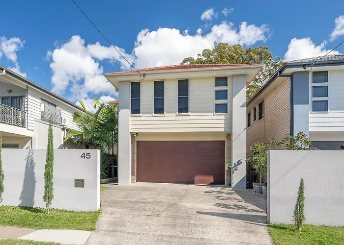 Large House 7 Mins From Airport