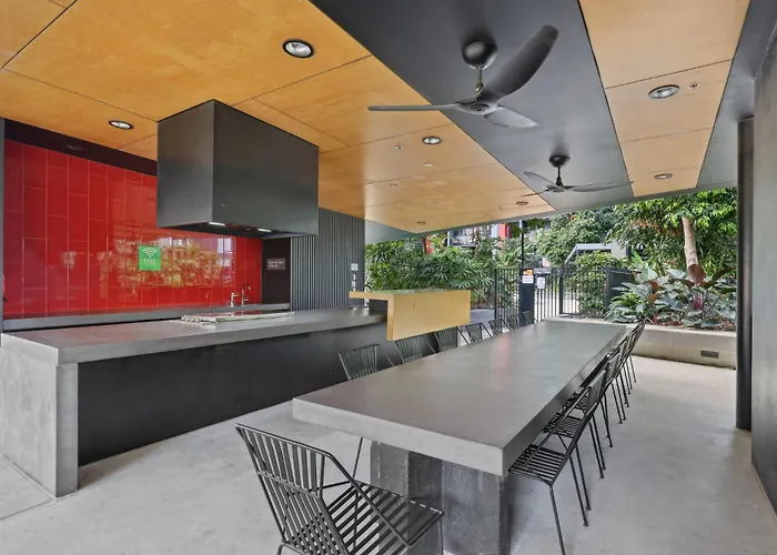 Cosy 2-Bed With Pool Bbq Area And Secure Parking