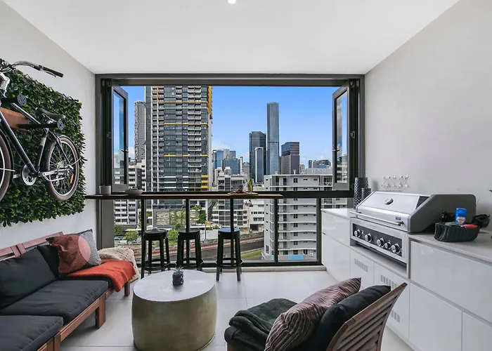 Sunny 1B In Heart Of South Bris