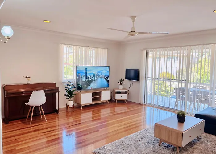 Family Cozy Retreat Near Westfield