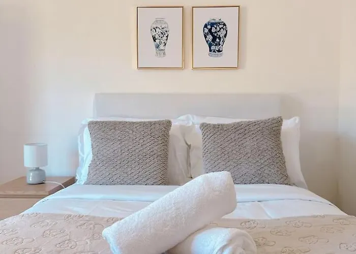 Comfy Unit Near Garden City Westfield Street Parking