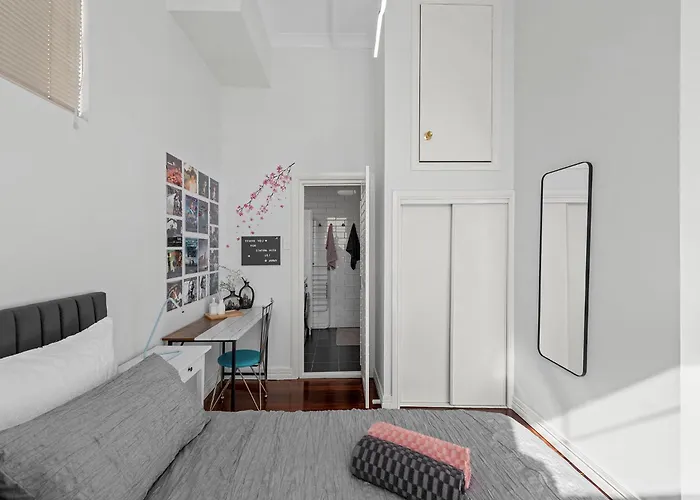 High Ceiling 1 Bedroom Apt In The Central