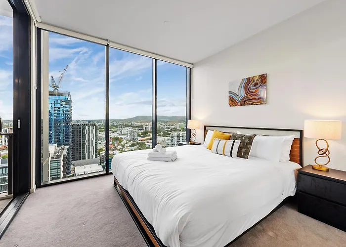 Sunset Views With Best Location, King Bed, Pool, Gym
