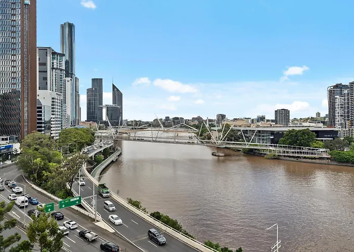 Cbd Apt Near Stadium With City & River Views!