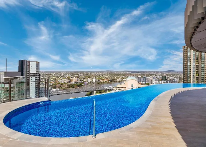 Spire - Stylish 2Br Apt - Pool, Parking & Views