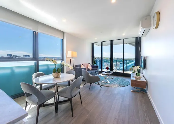 2Br Luxury Retreat With Rooftop Pool Access