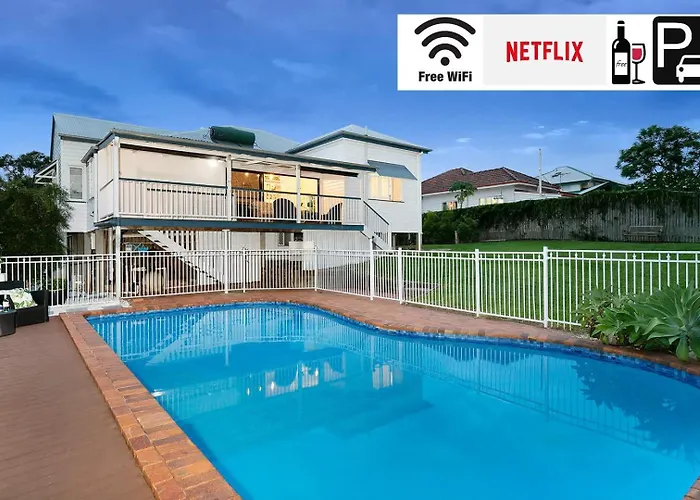 The Indooroopilly Queenslander - 4 Bedroom Family Home - Private Pool - Wifi - Netflix