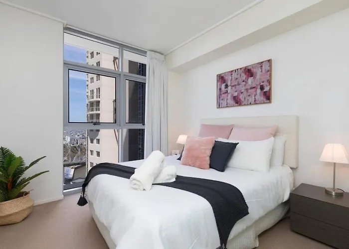 Sk2 - Charming Skyline Cbd W River Views 3 Bedroom Private Apartment