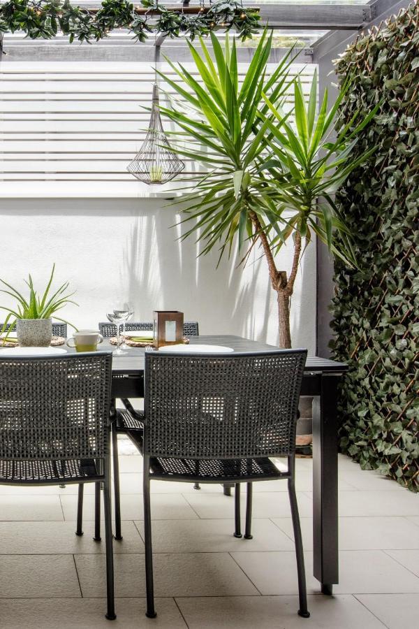 Immaculate Close To And Airport Apartment