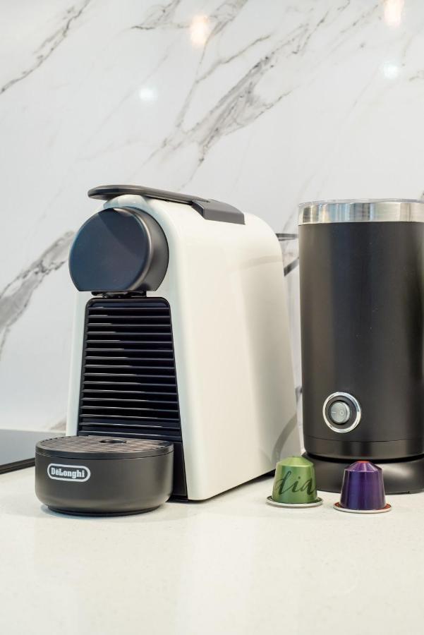 Immaculate Close To And Airport Apartment *