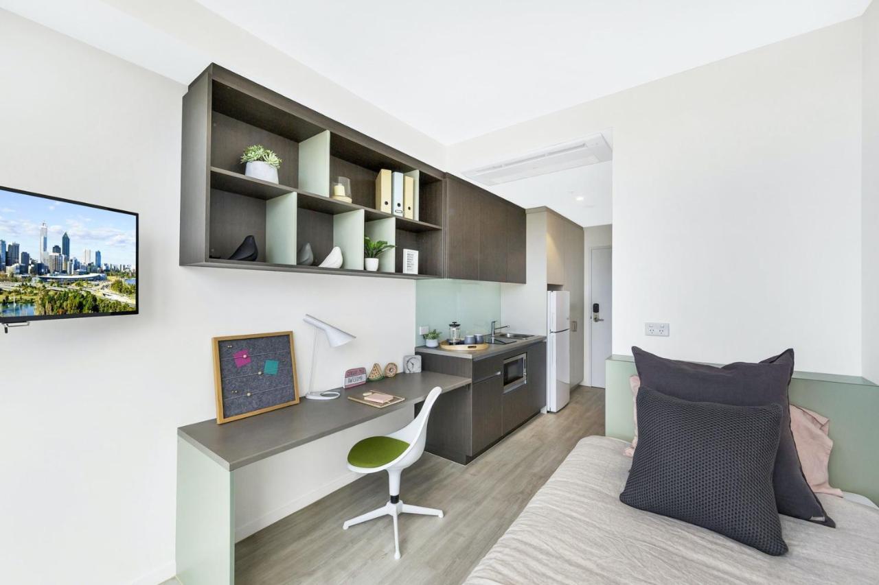 Scape Atira Merivale, * Brisbane