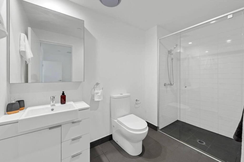 Lovely 2 Bedroom Unit Pool,gym Workspace & More Apartment