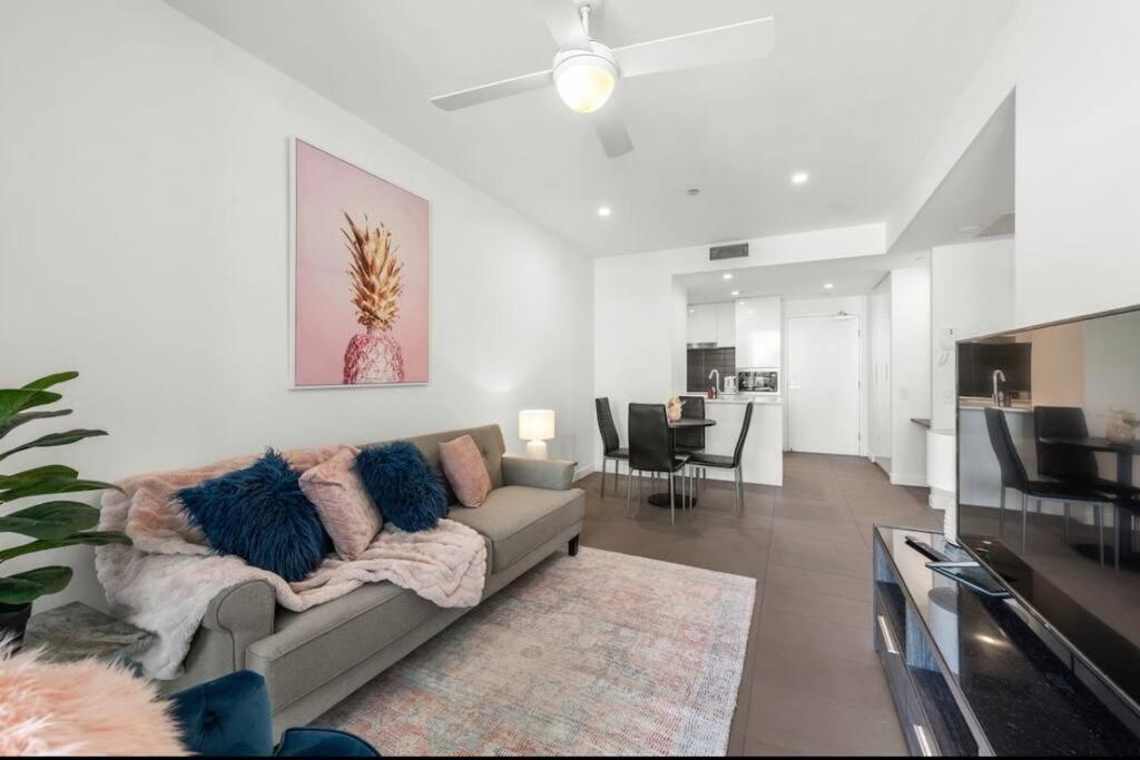 Lovely 2 Bedroom Unit Pool,gym Workspace & More *