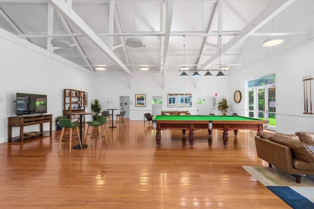 Lovely 2 Bedroom Unit Pool,gym Workspace & More