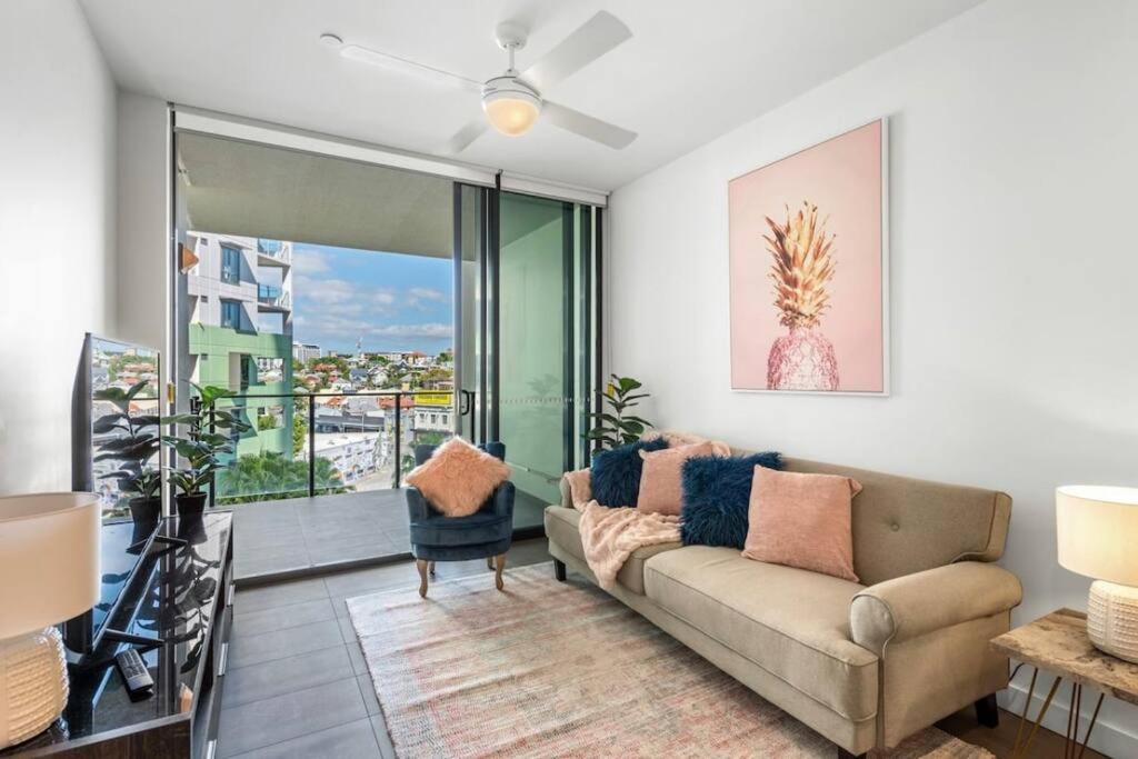 Apartment Lovely 2 Bedroom Unit Pool,gym Workspace & More *