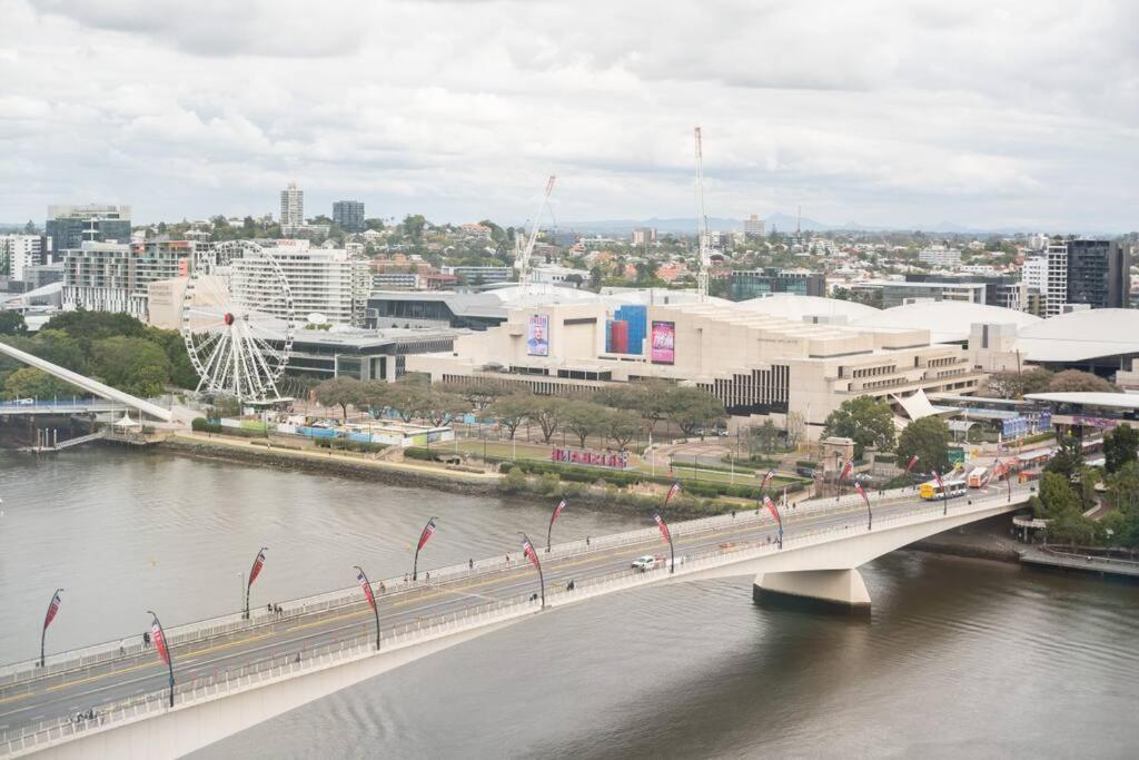 Apartment 1404 Sophistication And Luxury On The River By Stylish