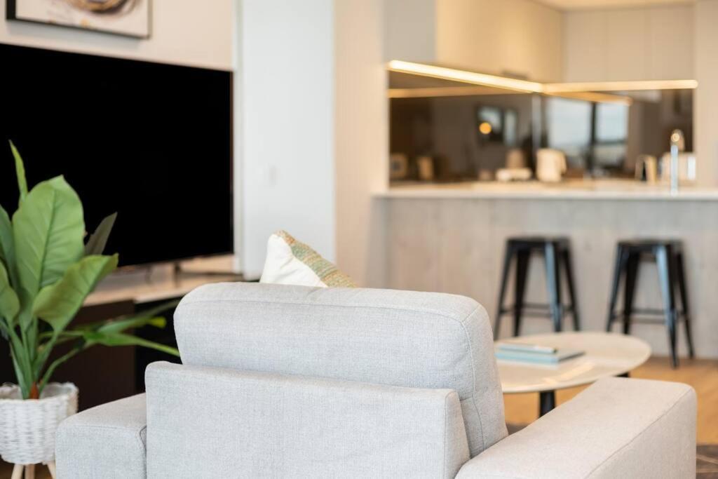 1404 Sophistication And Luxury On The River By Stylish