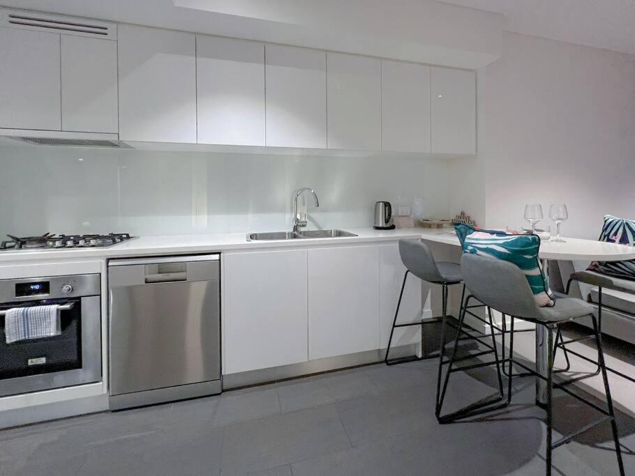 Amazing 2 Bedroom In Cbd! *