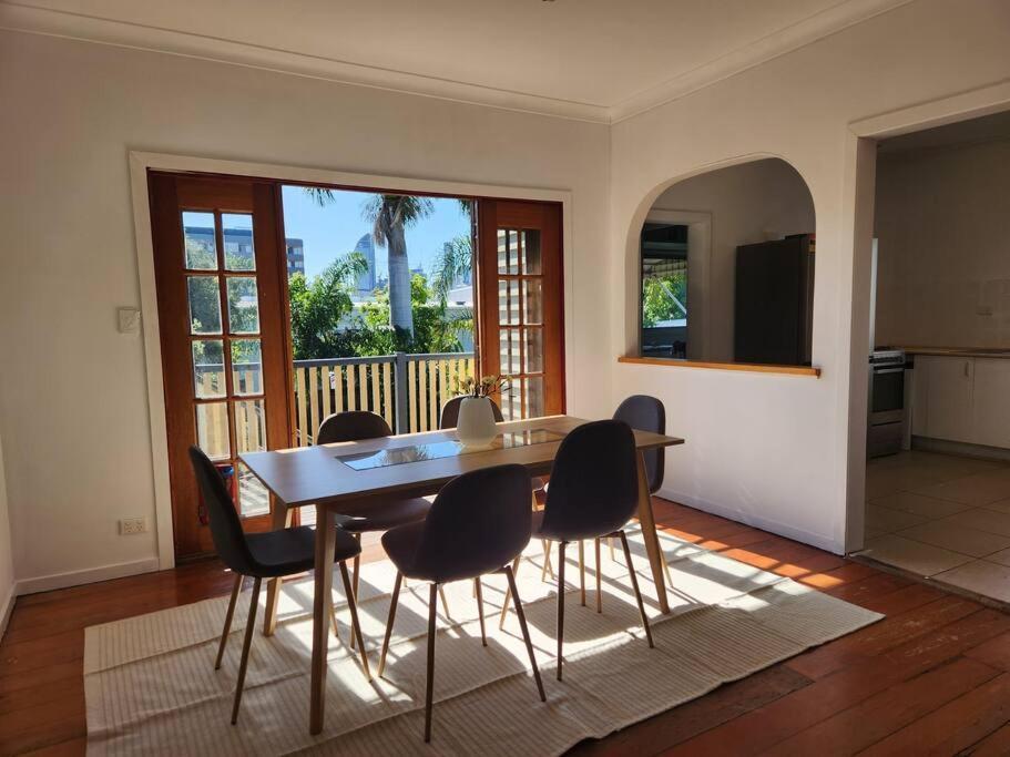 Classic Queenslander With Pool & Yard * Brisbane
