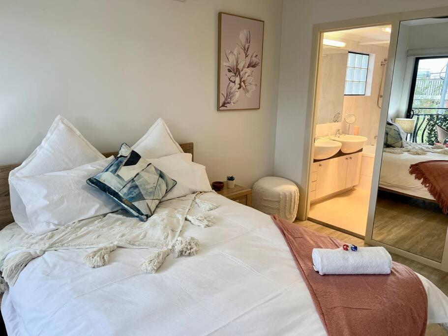 Apartment 2-bed Acropol With Balcony & Parking *