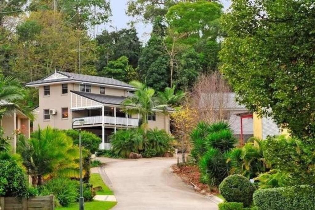 4br Exec Large House Close To Shops,train & Buses Villa