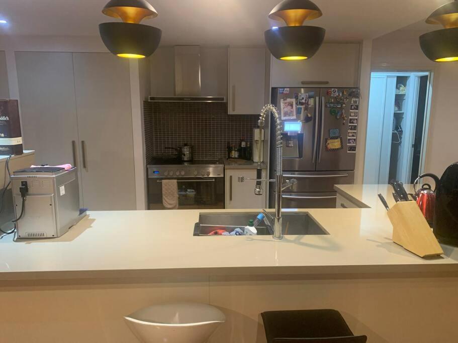4br Exec Large House Close To Shops,train & Buses Villa *