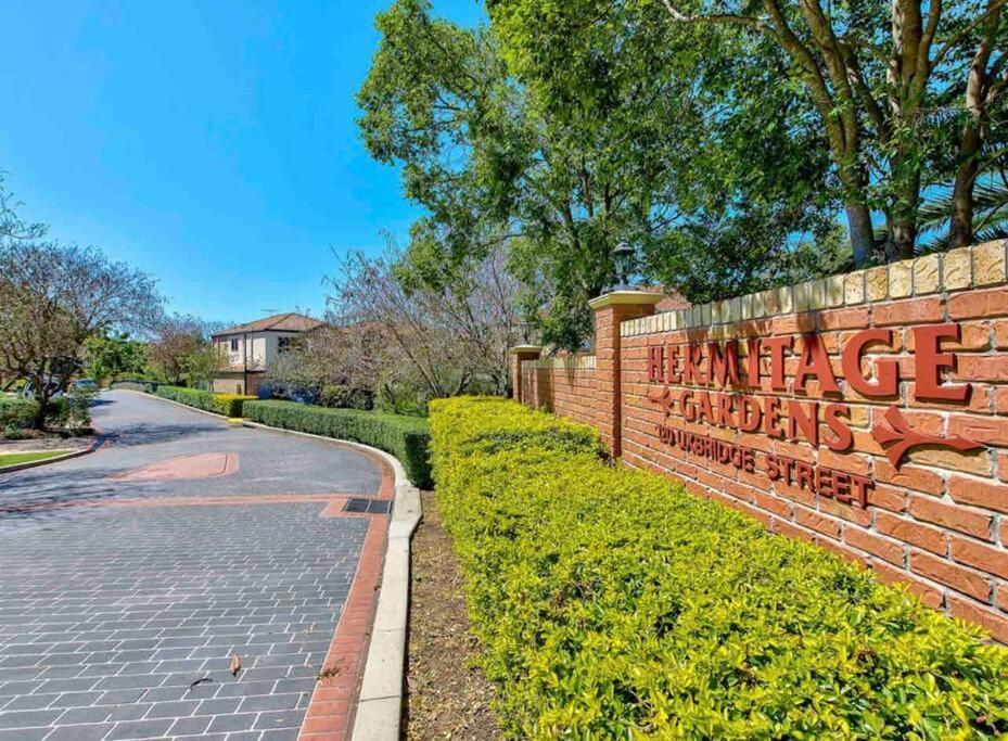 On The Brook - Private 2 Bed + Loft And Pool Apartment