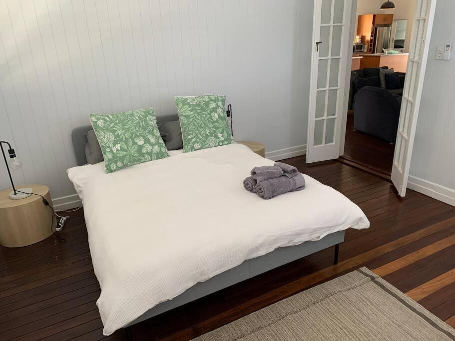 Charming 1920's 4br Freestanding Plantation Qldr. *