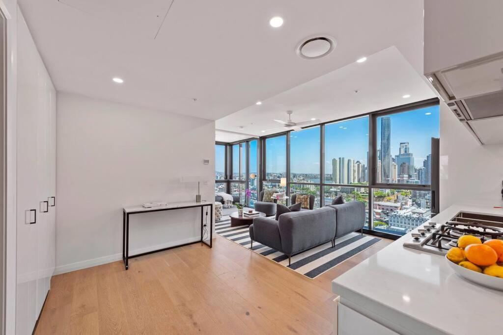 Apartment Prime Located Luxe 2 Bedroom Sky Home/sensational Views *