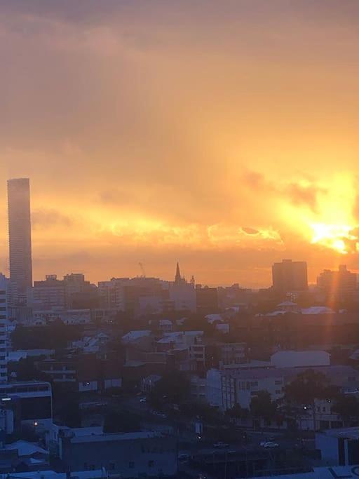 Prime Located Luxe 2 Bedroom Sky Home/sensational Views *