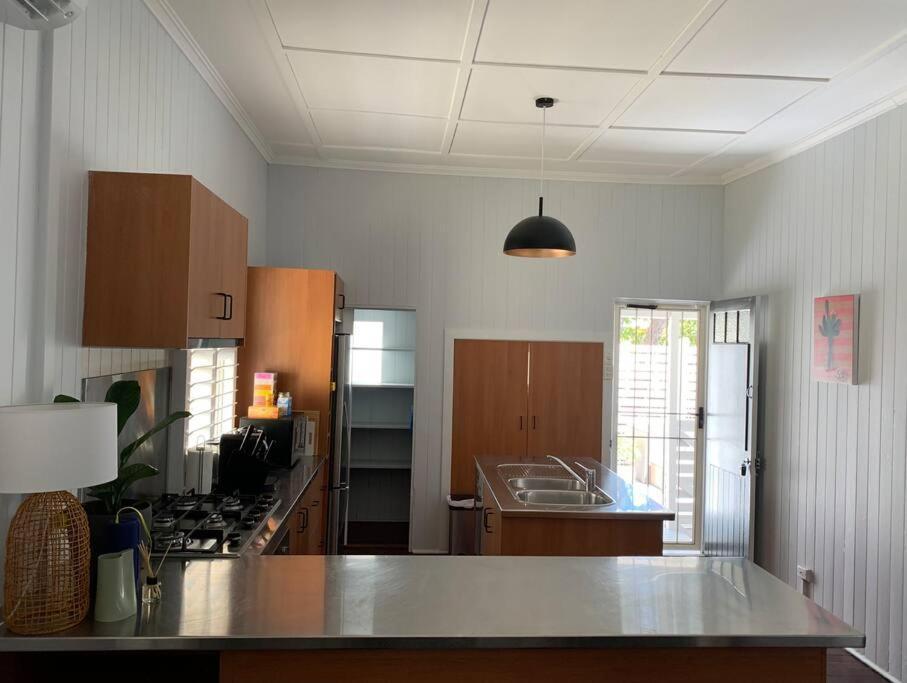 Charming 1920's 4br Freestanding Plantation Qldr. * Brisbane