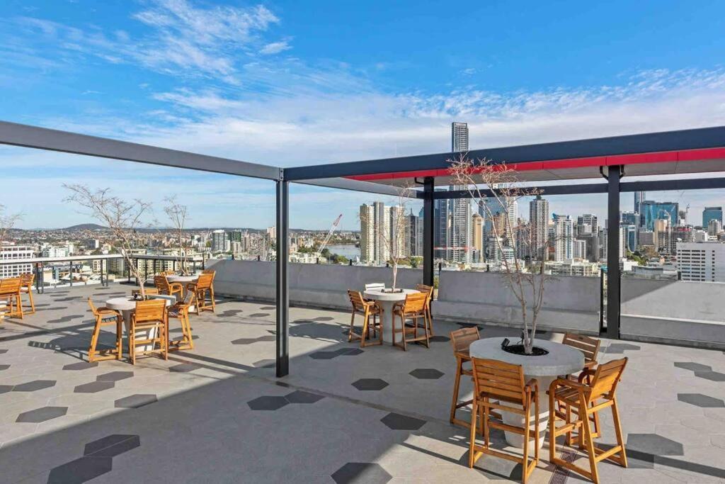 Prime Located Luxe 2 Bedroom Sky Home/sensational Views *