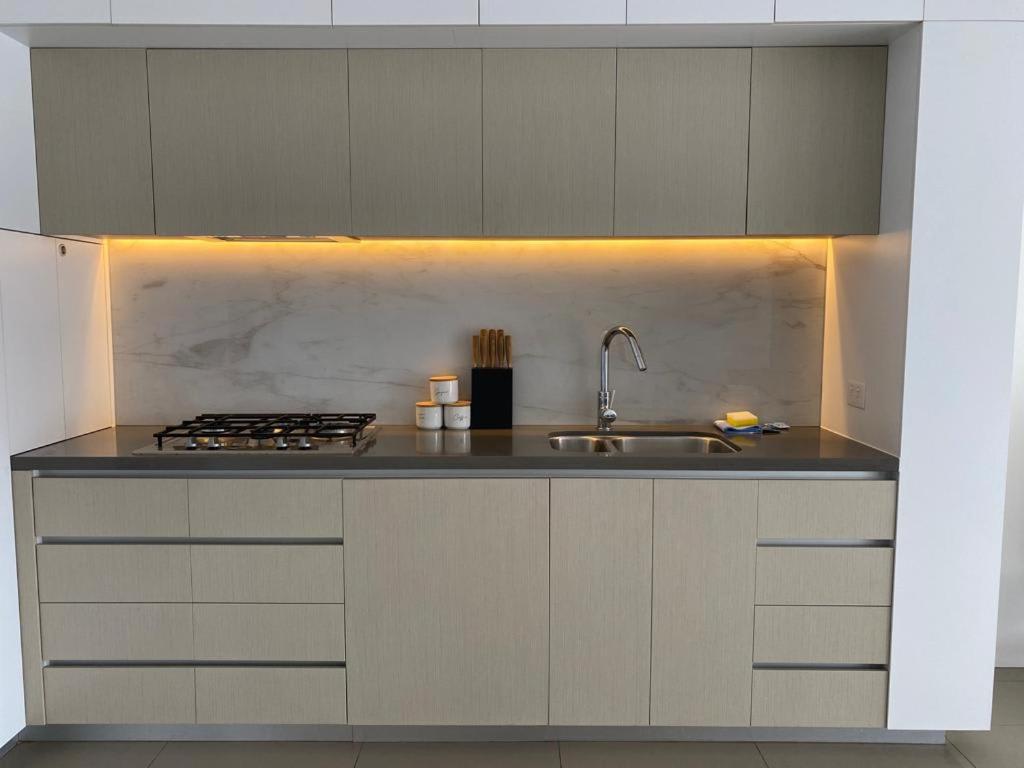 Modern Riverside Oasis - Gym Pool Wifi & Parking Apartment