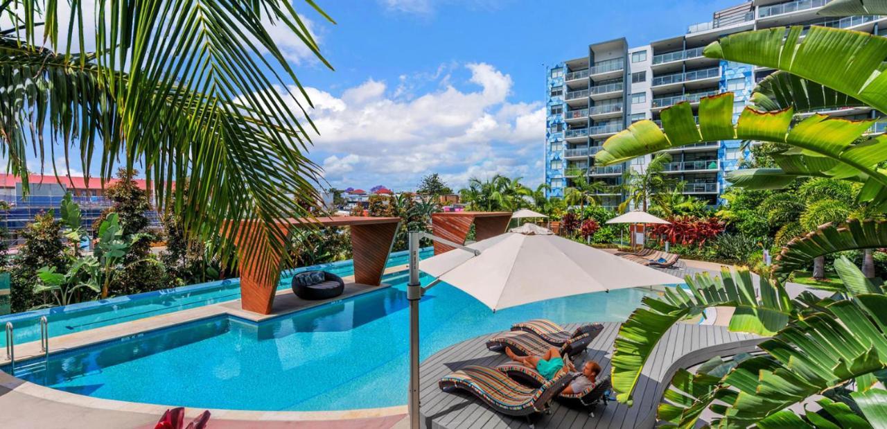 Modern Riverside Oasis - Gym Pool Wifi & Parking *