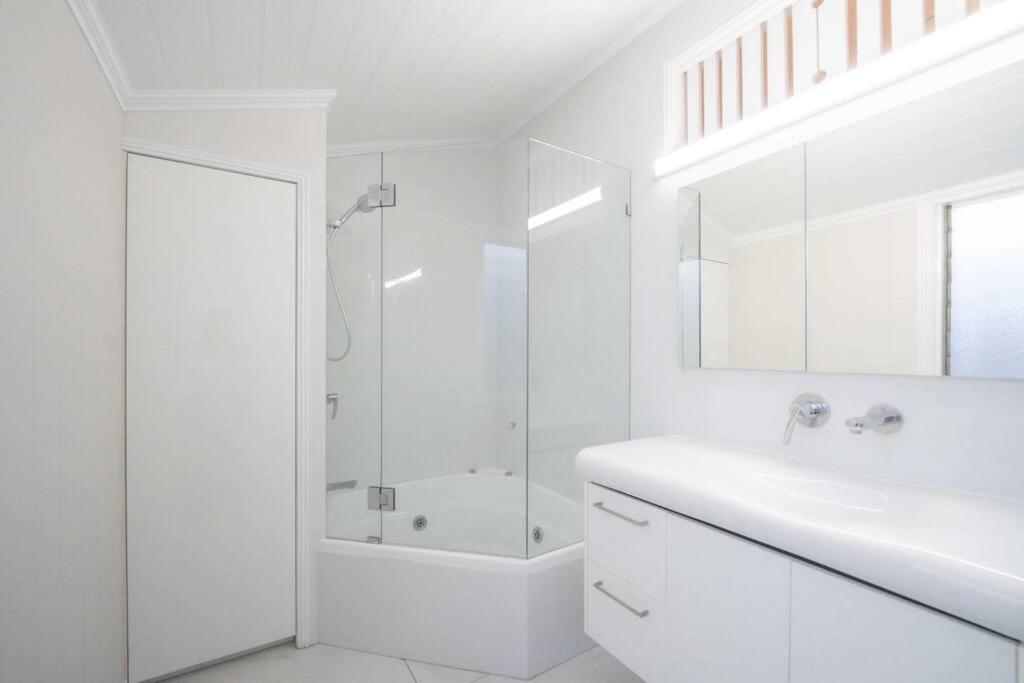 Holiday home West End Luxury 5b3b W Parking And Pod Music System M9 Brisbane