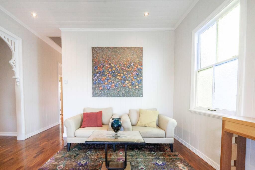 West End Luxury 5b3b W Parking And Pod Music System M9 Holiday home