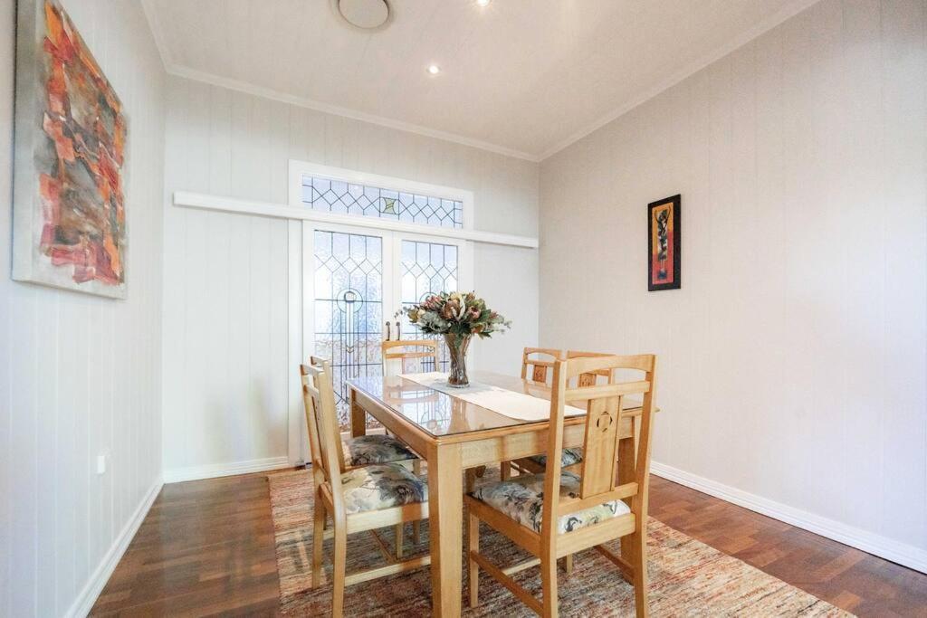 West End Luxury 4b3b W Parking And Pod Music System M9 Holiday home