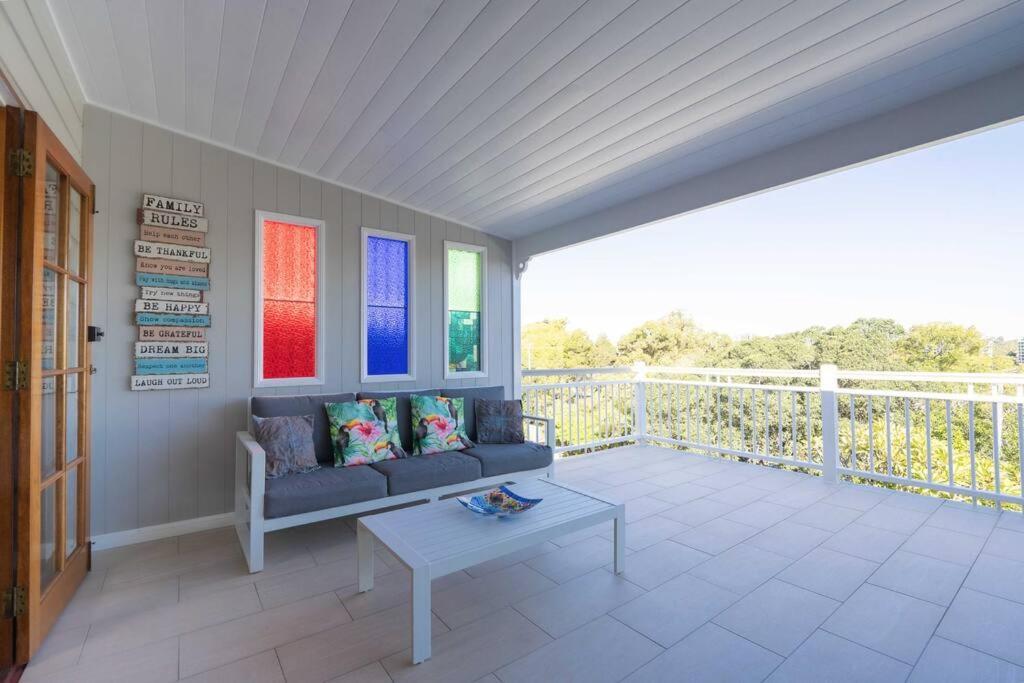 West End Luxury 4b3b W Parking And Pod Music System M9 Holiday home *