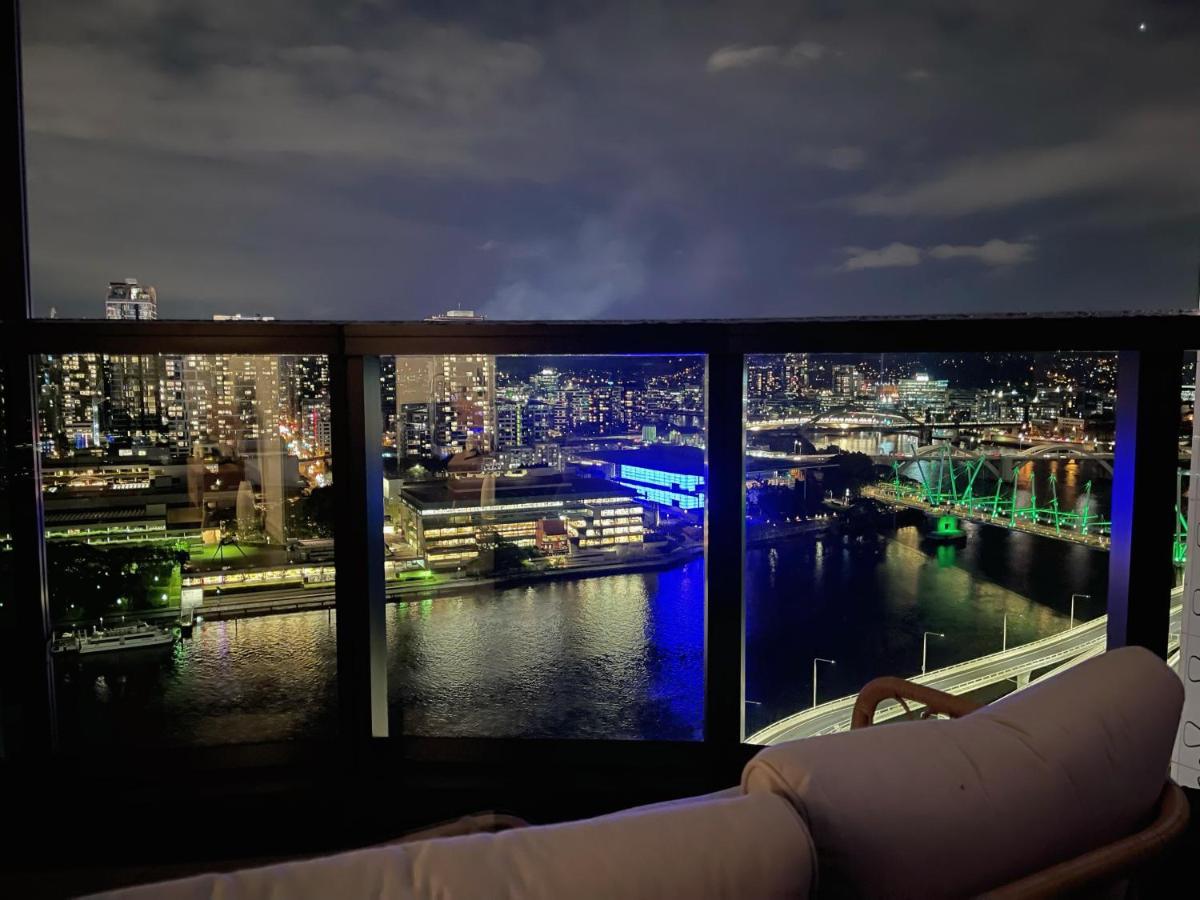 Riverfront Oasis 2bed Panoramic Riverview