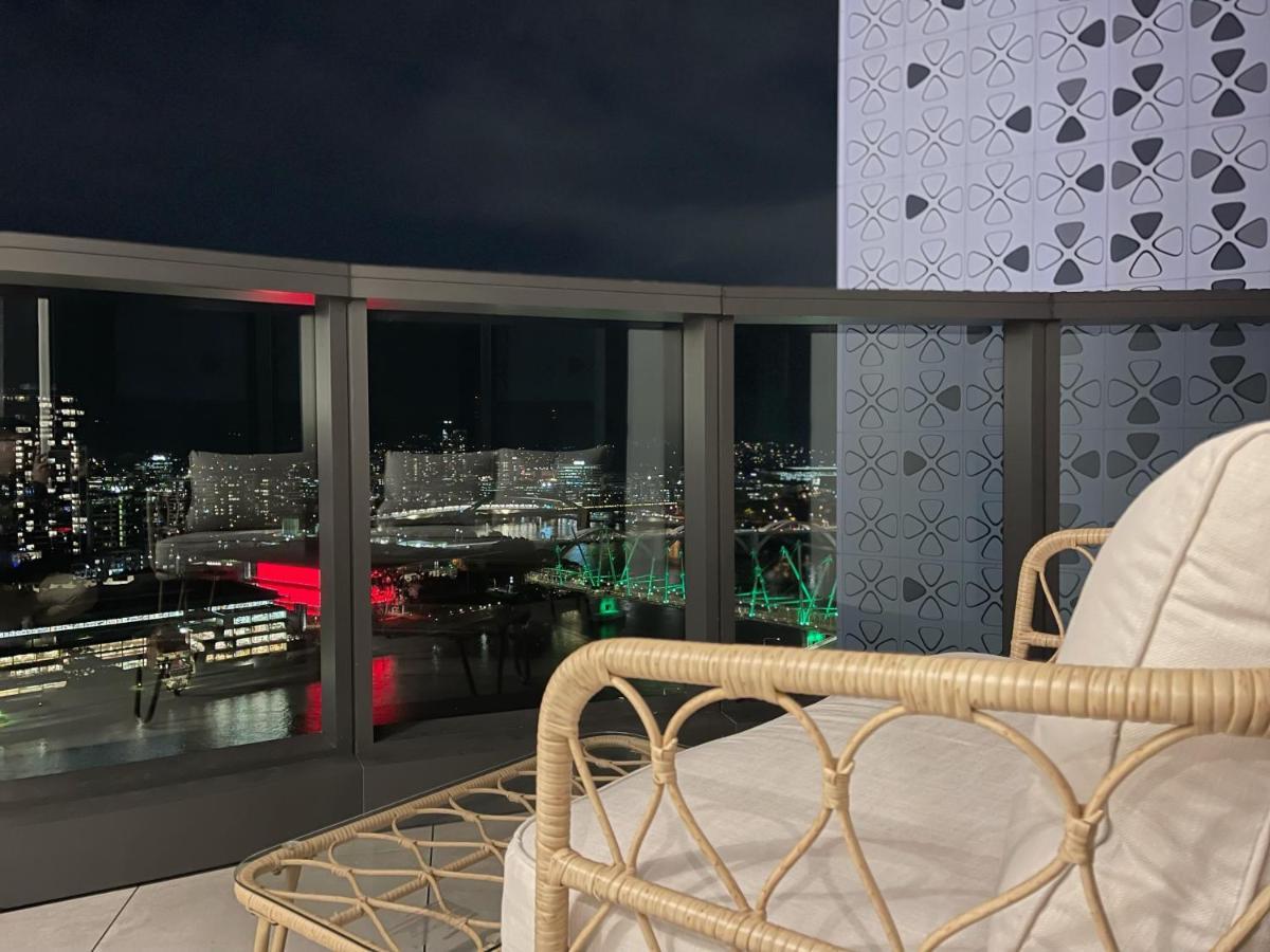 Riverfront Oasis 2bed Panoramic Riverview Brisbane