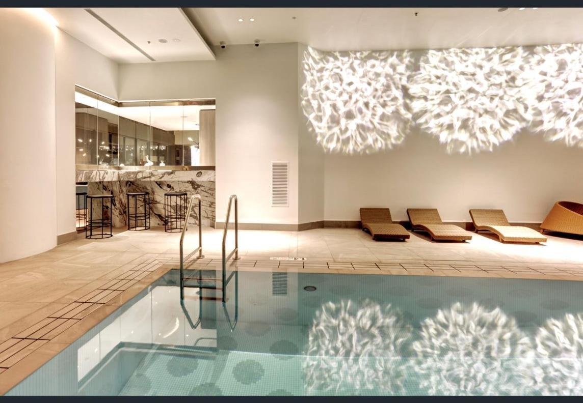 Riverfront Oasis 2bed Panoramic Riverview *