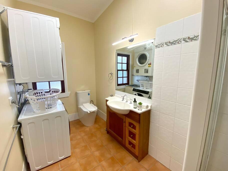 Holiday home New! Modern 10mins To Cbd 3 Beds + Parking *