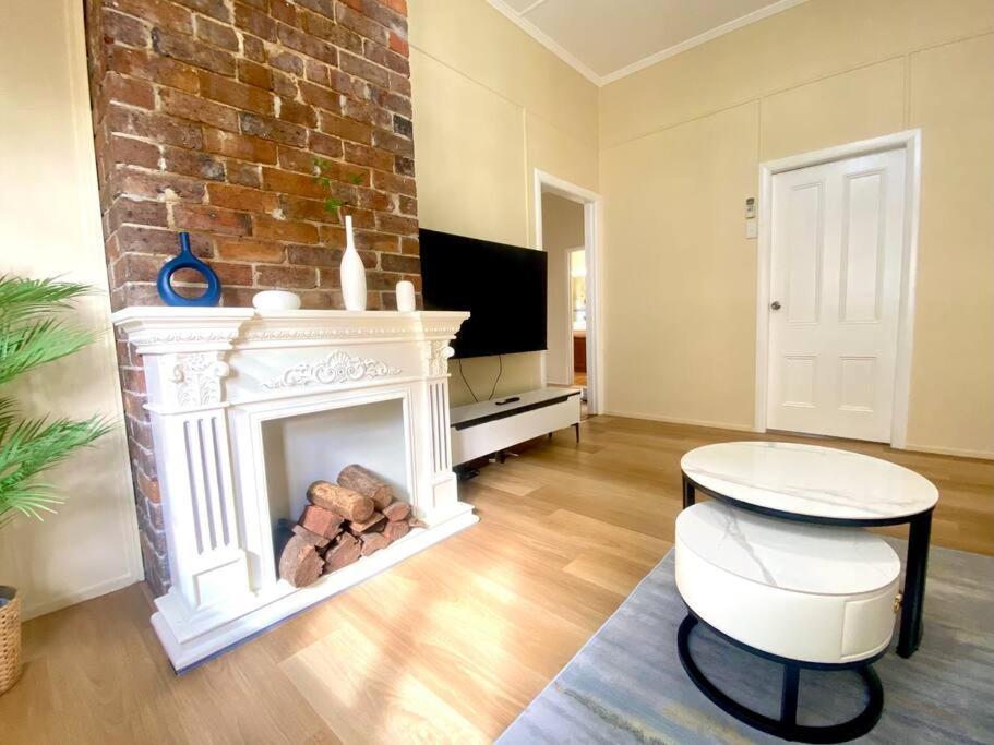 New! Modern 10mins To Cbd 3 Beds + Parking