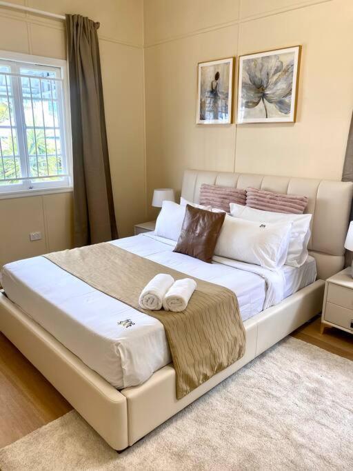 Holiday home New! Modern 10mins To Cbd 3 Beds + Parking *