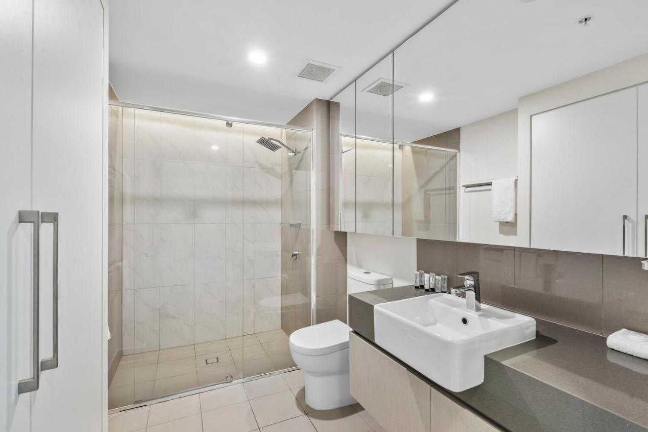 Apartment Modern Riverside Oasis - Gym Pool Wifi & Parking *