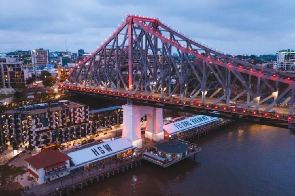 Heights ~ 2bed/2bath/car/pool/views ~ Cbd * Brisbane