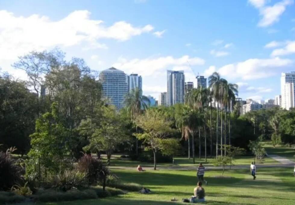 Heights ~ 2bed/2bath/car/pool/views ~ Cbd Brisbane