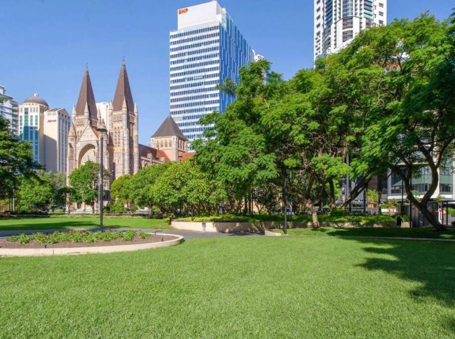 Heights ~ 2bed/2bath/car/pool/views ~ Cbd Apartment