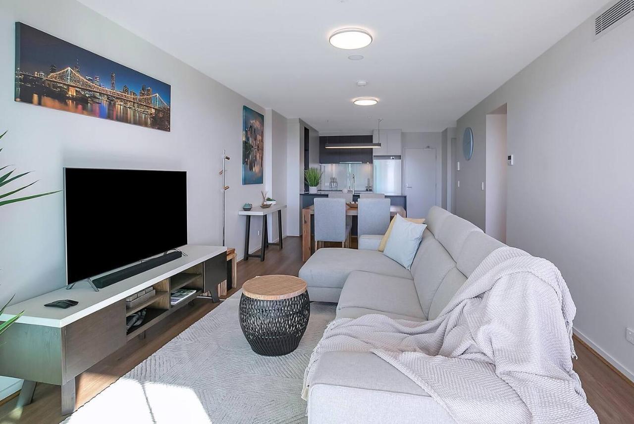 Fall In With Waterfront Resort-style Living * Brisbane